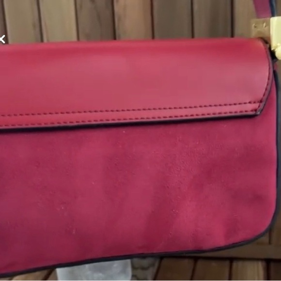 Mondani New York Red Baguette Shoulder Bag, Minimal Y2K Structured Gold Hardware - Picture 8 of 10